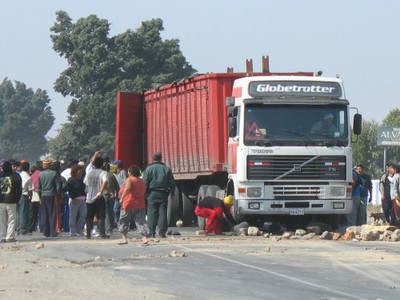 Humanitarian aid truck beseiged by victims of earthquake Peru 2008 ERP