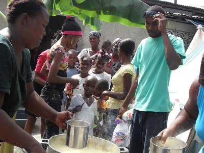 Mothers quickly prepared food with the SOS Children delivery Port-au-Prince