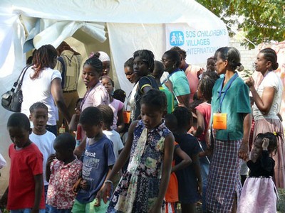 Mothers and children queue up for medical help